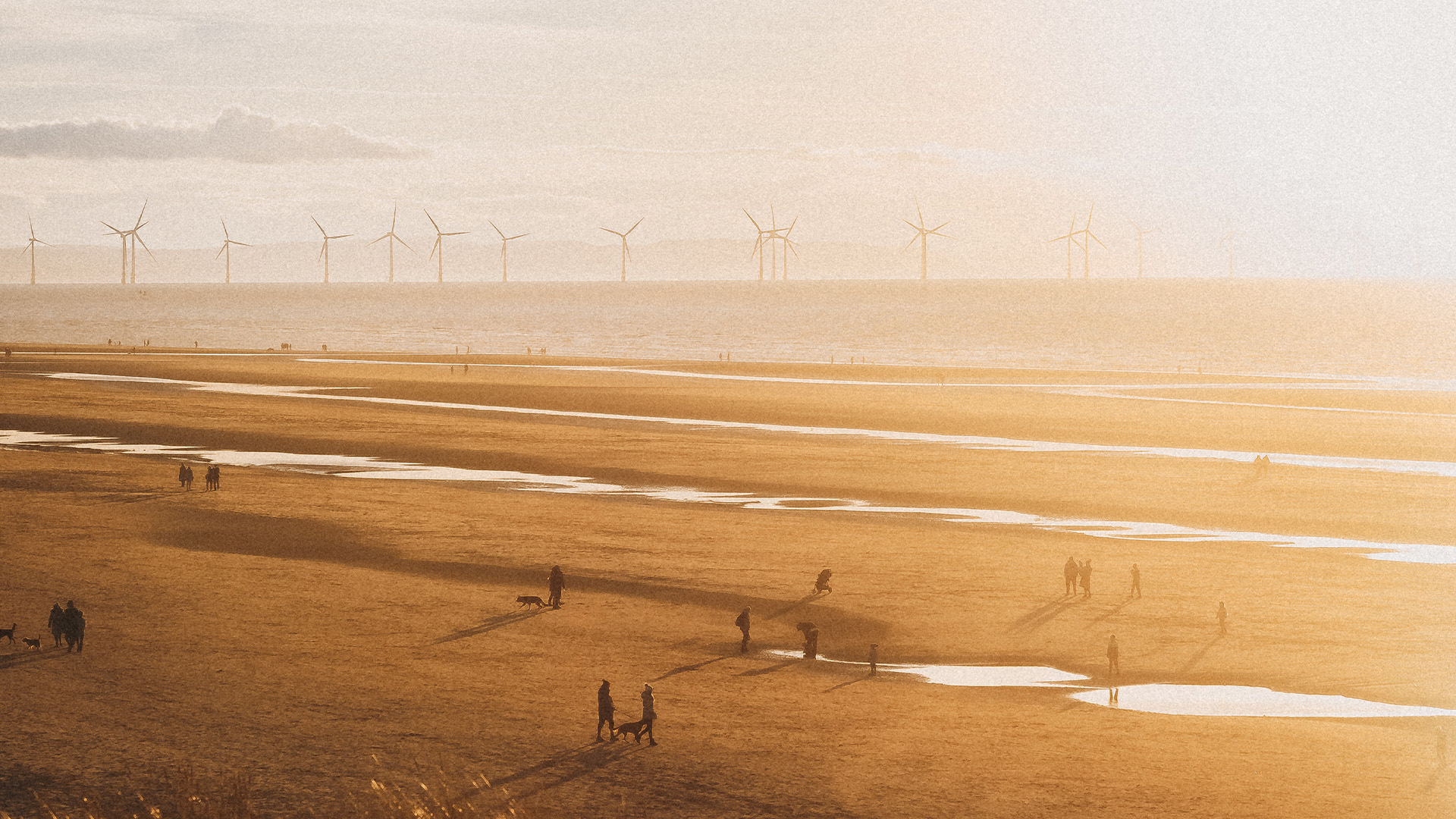 Windpark op zee, zichtbaar vanaf het strand