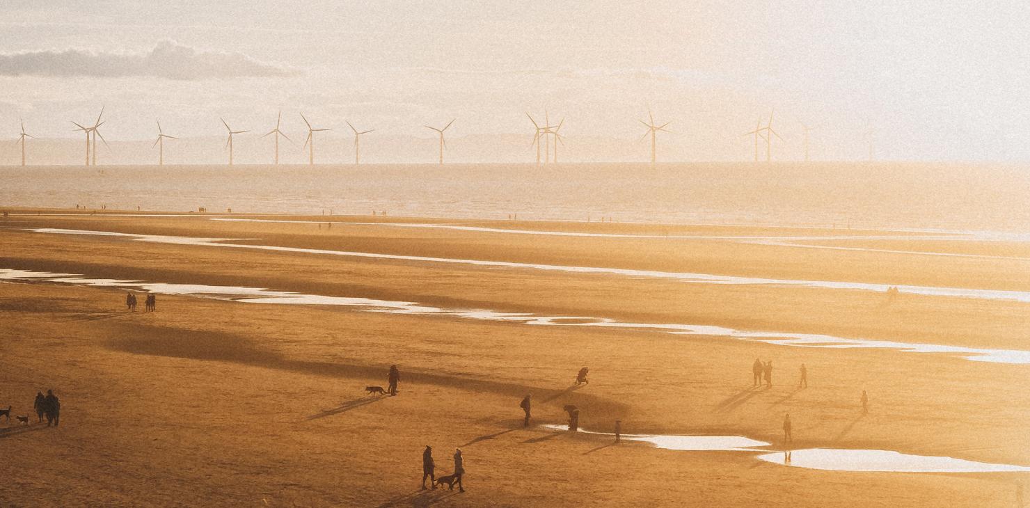 Windpark op zee, zichtbaar vanaf het strand